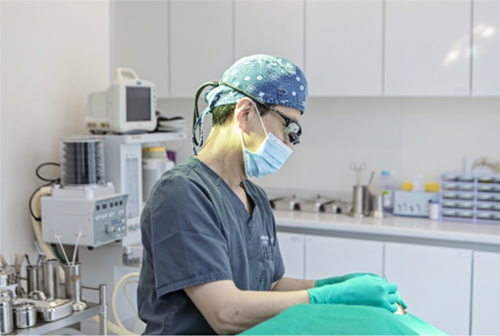 韩国纯真整形外科鼻修复手术进行中